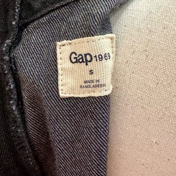 GAP Crop Denim Top with Raw Edge Sleeve, Hem & Zipper Back in Black Wash — S - Picture 9 of 10
